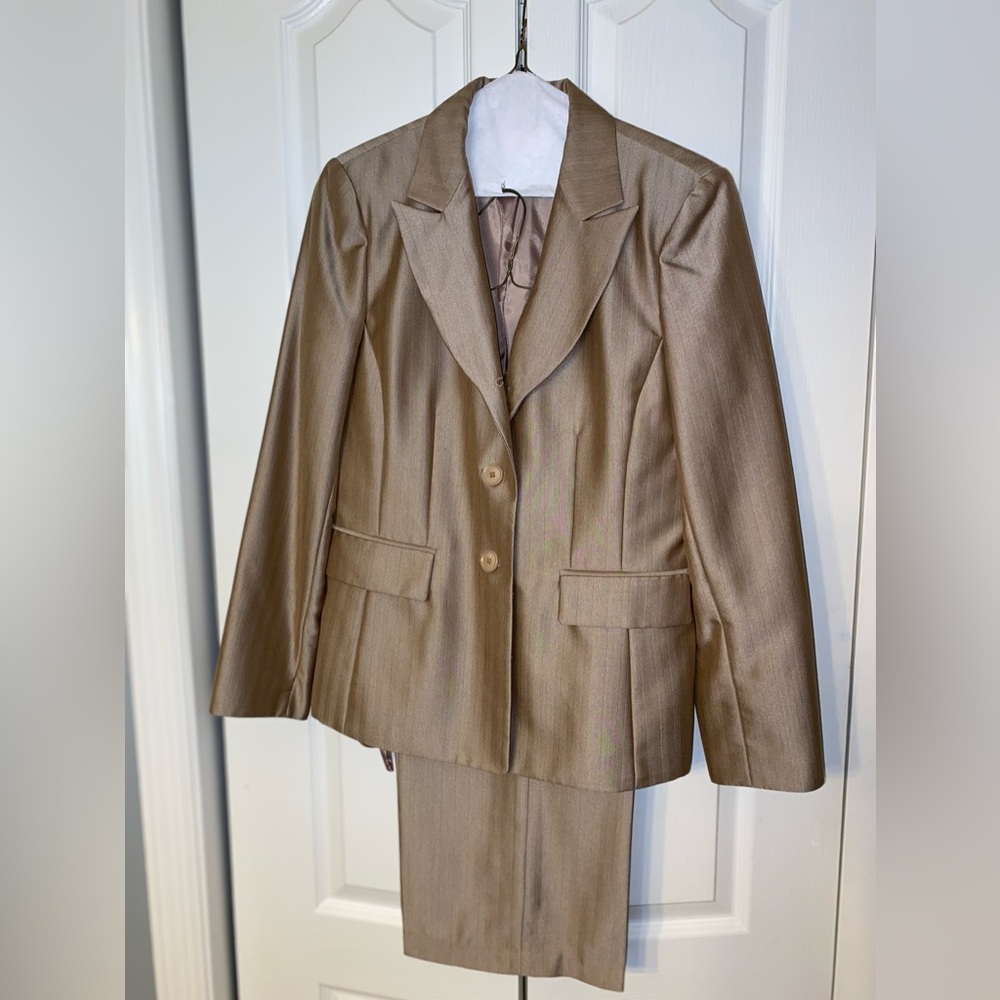 Le Suit Size 8